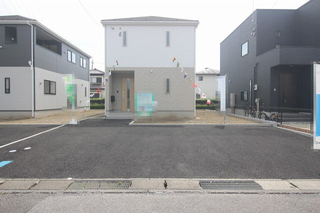 小山市城北3丁目　第11　2号棟の駐車場|建物前面に3台分の駐車スペースを確保。並列駐車ができるため、車の入れ替えをせずに出入りできます。
