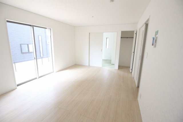 小山市城北3丁目　第11　2号棟の居間・リビング|16帖のLDK。隣接する洋風和室まで見渡せる間取りで、ご家族の気配を感じながら過ごせます。