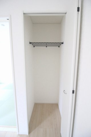 小山市城北3丁目　第11　2号棟の収納|LDKに備えられた収納スペース。日用品や掃除用品などをまとめてしまえ、生活空間をすっきり保てます。
