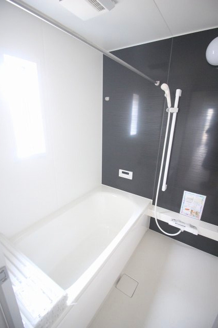 小山市城北3丁目　第11　2号棟の浴室|ブラックのアクセントパネルが印象的な浴室。浴槽の脇に手すりを備え、立ち座りにも配慮されています。