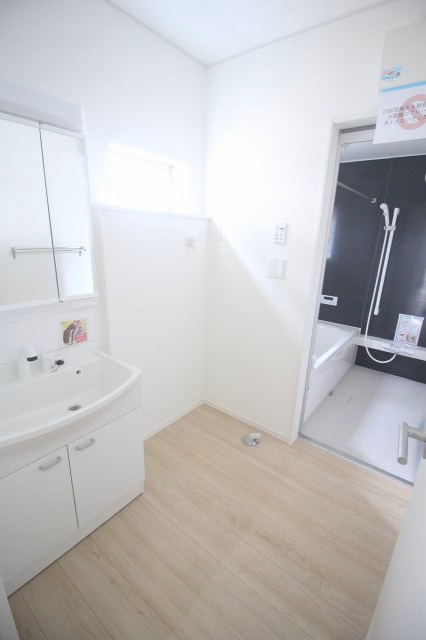 小山市城北3丁目　第11　2号棟の脱衣所|洗面化粧台、洗濯機置場、浴室がまとまった水回り。入浴前後の着替えや毎日の洗濯を進めやすい動線です。