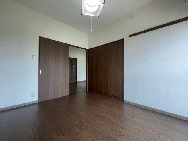 落ち着いた色調の寝室です