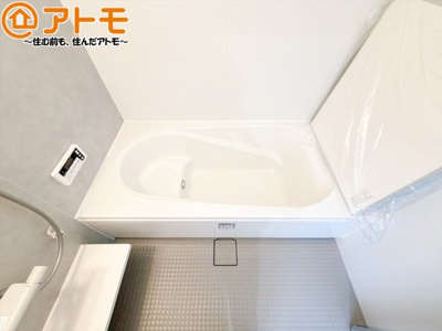 【浴室】 | 清水区横砂中町4期　新築戸建　2号棟 | お子様やお年寄りが使いやすいだけでなく、半身浴にも便利なベンチタイプの湯舟です。お湯の節約にも！