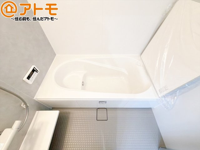 【浴室】 | 清水区横砂中町4期　新築戸建　2号棟 | お子様やお年寄りが使いやすいだけでなく、半身浴にも便利なベンチタイプの湯舟です。お湯の節約にも！