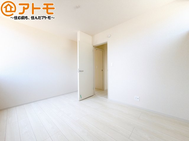 【子供部屋】 | 清水区横砂中町4期　新築戸建　2号棟 | 壁と床がシンプルな色合いだからこそ自分だけの空間を作れます♪お部屋作りのイメージは順調でしょうか♪