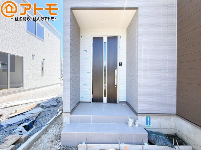 【玄関】 | 清水区横砂中町4期　新築戸建　2号棟 | 落ち着いた色合いの玄関はダブルロックで防犯性に優れた仕様になっています♪