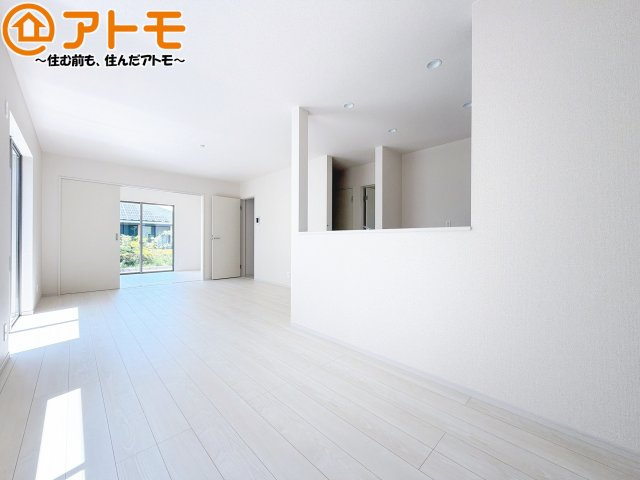 【居間・リビング】 | 清水区横砂中町4期　新築戸建　2号棟 | 日当たりのよいリビングは、一年を通してぽかぽかとしています。家族が自然と集まる空間になりそうですね♪