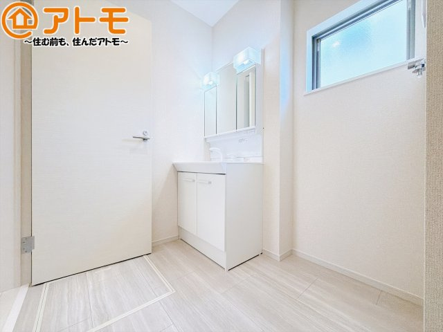 【独立洗面台】 | 清水区横砂中町4期　新築戸建　2号棟 | シャワータイプの洗面台は、洗濯物の土汚れなどの予洗いもしやすいため、お子様のいるご家庭でも大活躍！