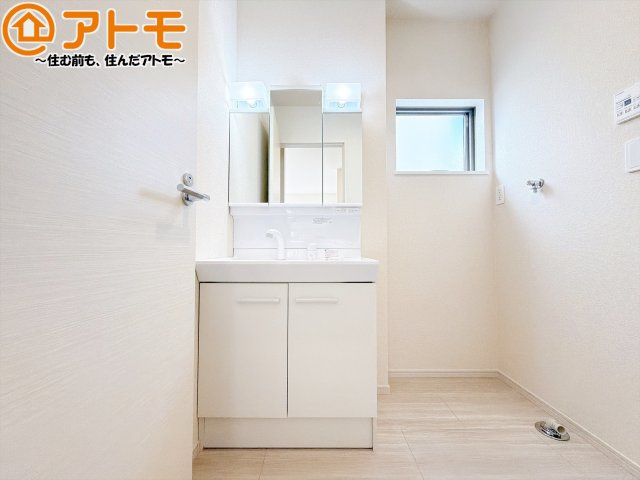 【独立洗面台】 | 清水区横砂中町4期　新築戸建　2号棟 | 三面鏡の中は収納になっているため、スッキリとした洗面台を保つことができます♪