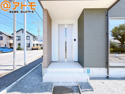 【玄関】 | 清水区横砂中町4期　新築戸建　1号棟 | 落ち着いた色合いの玄関はダブルロックで防犯性に優れた仕様になっています♪