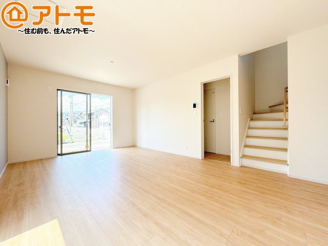 【居間・リビング】 | 清水区横砂中町4期　新築戸建　1号棟 | 日当たりのよいリビングは、一年を通してぽかぽかとしています。家族が自然と集まる空間になりそうですね♪