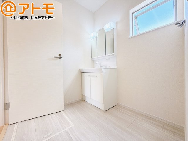 【独立洗面台】 | 清水区横砂中町4期　新築戸建　1号棟 | シャワータイプの洗面台は、洗濯物の土汚れなどの予洗いもしやすいため、お子様のいるご家庭でも大活躍！
