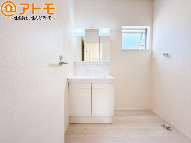 【独立洗面台】 | 清水区横砂中町4期　新築戸建　1号棟 | 三面鏡の中は収納になっているため、スッキリとした洗面台を保つことができます♪