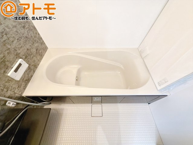 【浴室】 | 藤枝市藤岡二丁目5期　新築戸建　1号棟 | お子様やお年寄りが使いやすいだけでなく、半身浴にも便利なベンチタイプの湯舟です。お湯の節約にも！