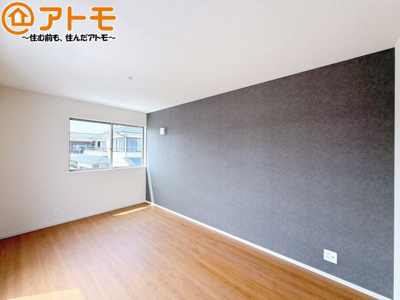 【寝室】 | 藤枝市藤岡二丁目5期　新築戸建　1号棟 | アクセントクロスが印象的なお部屋です。お気に入りの家具に囲まれてゆったり過ごしたいですね♪