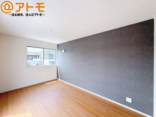 【寝室】 | 藤枝市藤岡二丁目5期　新築戸建　1号棟 | アクセントクロスが印象的なお部屋です。お気に入りの家具に囲まれてゆったり過ごしたいですね♪