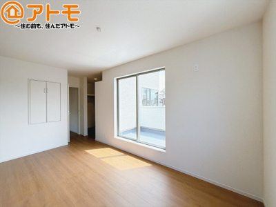 【寝室】 | 藤枝市藤岡二丁目5期　新築戸建　1号棟 | バルコニーに面したお部屋なので、布団などの大きなものも楽々干せます♪
