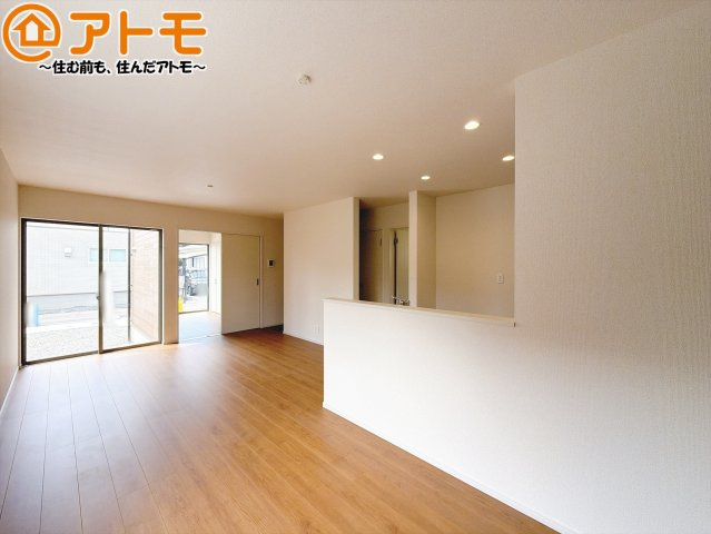 【居間・リビング】 | 藤枝市藤岡二丁目5期　新築戸建　1号棟 | 日当たりのよいリビングは、一年を通してぽかぽかとしています。家族が自然と集まる空間になりそうですね♪