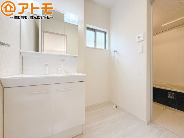 【独立洗面台】 | 藤枝市藤岡二丁目5期　新築戸建　1号棟 | シャワータイプの洗面台は、洗濯物の土汚れなどの予洗いもしやすいため、お子様のいるご家庭でも大活躍！