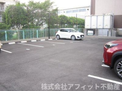 【駐車場】 | ラ・ヴィ・アン・ローズ南本庄