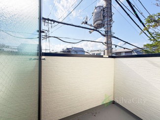 【バルコニー】 | 世田谷区船橋1丁目 | 爽やかな陽光と心地よい風を感じられるバルコニー。洗濯物を干すだけでなく、寛ぎの空間としてもご活用いただけます。