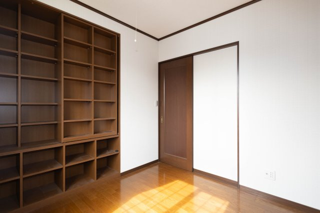 中古戸建　太子町太田の洋室|子供部屋２部屋には稼働の本棚が付いており、たくさん勉強していただけます。