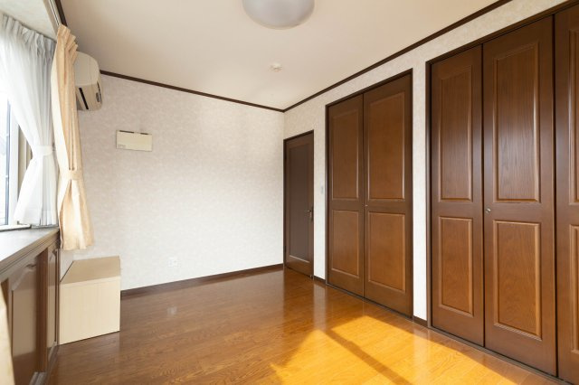 中古戸建　太子町太田の洋室|こちらも使い勝手のいいクローゼット付き。