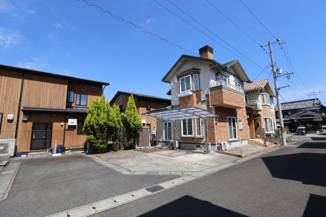 中古戸建　太子町太田の前面道路含む現地写真|前面道路も広々として住宅街なので車通りも少なめで安心！