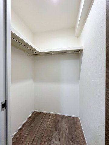 コスモ三滝本町 203の収納|6帖主寝室はたくさん収納できるウォークインクローゼット☆