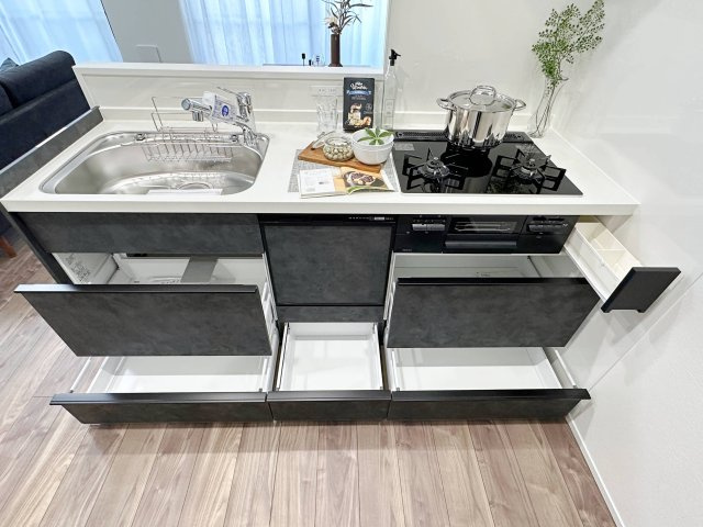 コスモ三滝本町 203のキッチン|システムキッチンの収納は大容量でたくさんの食器や調理器具が収納できます♪