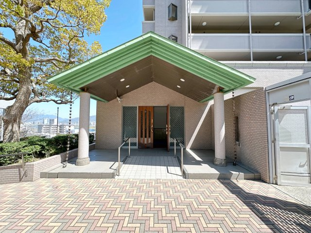 コスモ三滝本町 203のエントランス|車寄せ、来客駐車場もあるエントランス☆