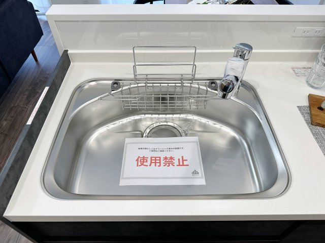 コスモ三滝本町 203のキッチン|浄水機能付きステンレスシンク☆
ステンレスシンクは傷や汚れに強く、お手入れも簡単で使いやすいです♪
さらにワンタッチで浄水に切り替えができる為とても便利です！