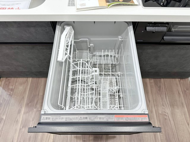 コスモ三滝本町 203のキッチン|4人から5人分の食器洗浄乾燥機☆
水道代の節約にもなり、家事の時短もできる優れ物です♪
スライド式で上から全体が見えるため食器の出し入れもスムーズです♪