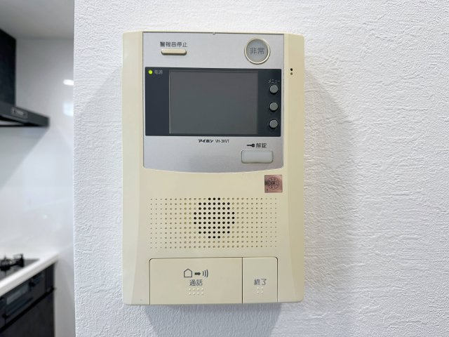 コスモ三滝本町 203の防犯設備|ドアホン☆
来客があったとき、室内からカメラやマイクを使って相手や用件を確認できます。相手を事前に確認することができ、訪問販売対策や防犯面でも役に立つアイテムです♪