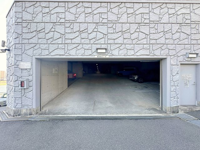 コスモ三滝本町 203の駐車場|駐車場の空きございます！
使用料8700円〜9200円☆
来客用の駐車場も複数台あり来客時も安心です♪