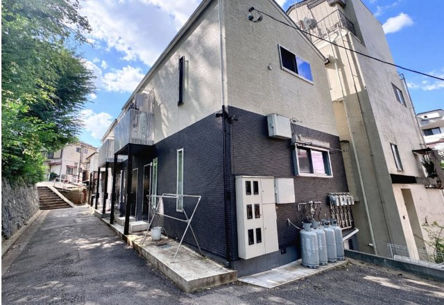 東京都板橋区1棟売りアパート＋戸建「満室稼働中」「2023年全面リフォーム済」「一部民泊運営中」の外観