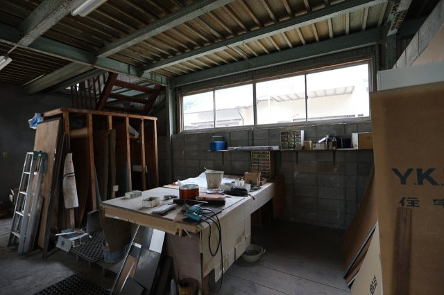 事業用　龍野町北龍野　倉庫の内装|広い作業台で効率よく作業が進められますね