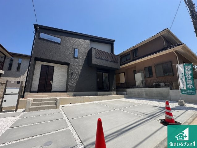 加古川市平岡町新在家　第1期　新築一戸建ての前面道路含む現地写真|周辺は閑静な住宅街！前面道路広々で車の出し入れも便利です。駐車が苦手な方でも安心して車庫入れできます！