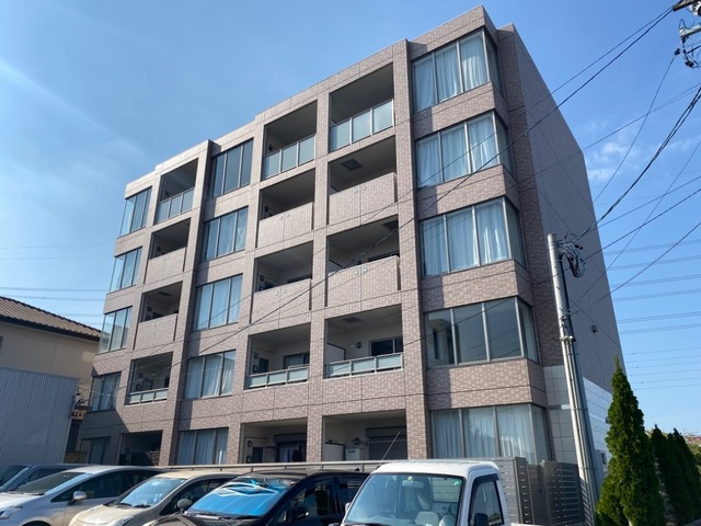エクセール　ｋａｒｉｙａの駐車場