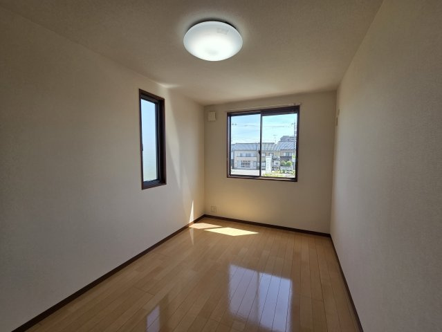 エル ファミリオ駅南の洋室