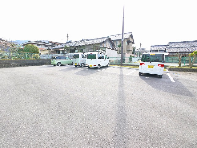 エトワール栄のその他共用部分|駐車場があります。
