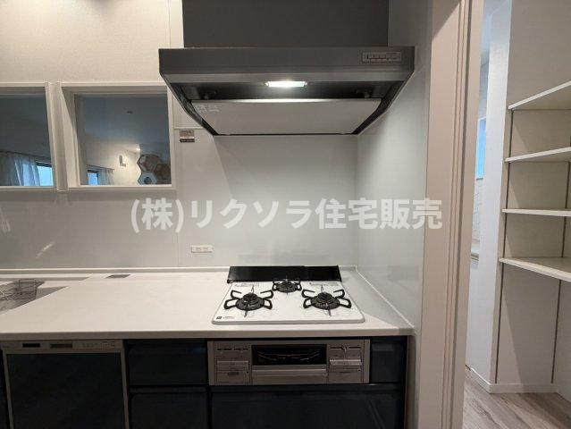 池の瀬町　中古一戸建てのキッチン|ビルトイン3口コンロ・食器洗い乾燥機付き
■物件内覧・資金計画相談・住宅ローン相談、リフォーム相談、お問合せ受付中■
※当日・翌日のご内覧、ご相談はお電話でのお問合せがスムーズです！