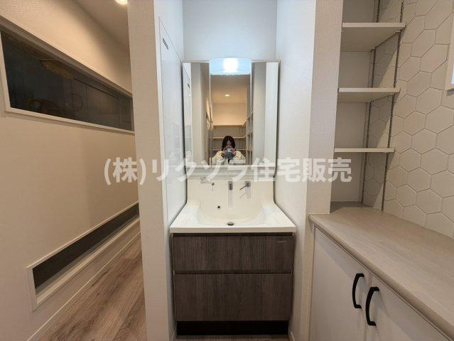 池の瀬町　中古一戸建ての独立洗面台|パントリー内　独立洗面台
■物件内覧・資金計画相談・住宅ローン相談、リフォーム相談、お問合せ受付中■
※当日・翌日のご内覧、ご相談はお電話でのお問合せがスムーズです！