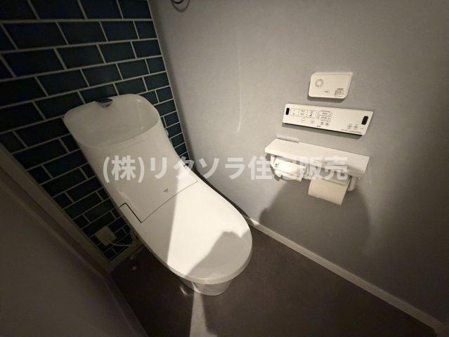 池の瀬町　中古一戸建てのトイレ|温水洗浄便座・トイレ用擬音装置・収納付き
■物件内覧・資金計画相談・住宅ローン相談、リフォーム相談、お問合せ受付中■
※当日・翌日のご内覧、ご相談はお電話でのお問合せがスムーズです！