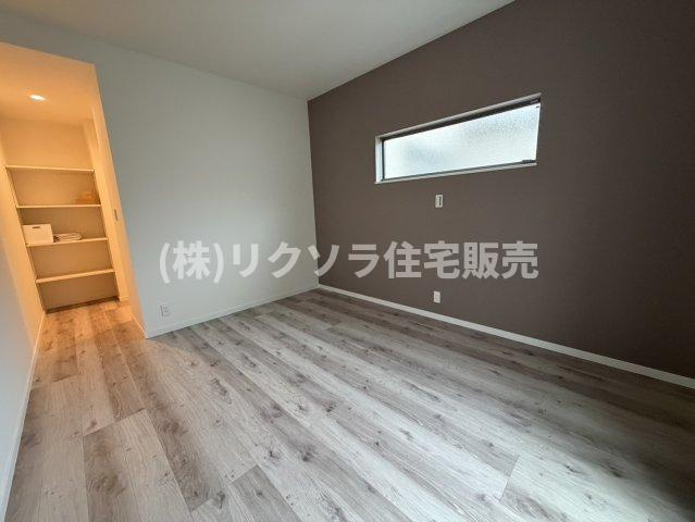 池の瀬町　中古一戸建ての寝室|洋室7.8帖　WIC付き
■物件内覧・資金計画相談・住宅ローン相談、リフォーム相談、お問合せ受付中■
※当日・翌日のご内覧、ご相談はお電話でのお問合せがスムーズです！