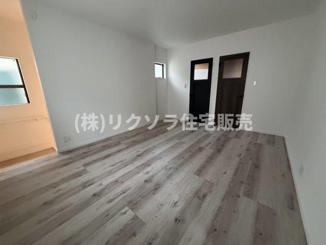 池の瀬町　中古一戸建ての洋室|洋室9.8帖
■物件内覧・資金計画相談・住宅ローン相談、リフォーム相談、お問合せ受付中■
※当日・翌日のご内覧、ご相談はお電話でのお問合せがスムーズです！