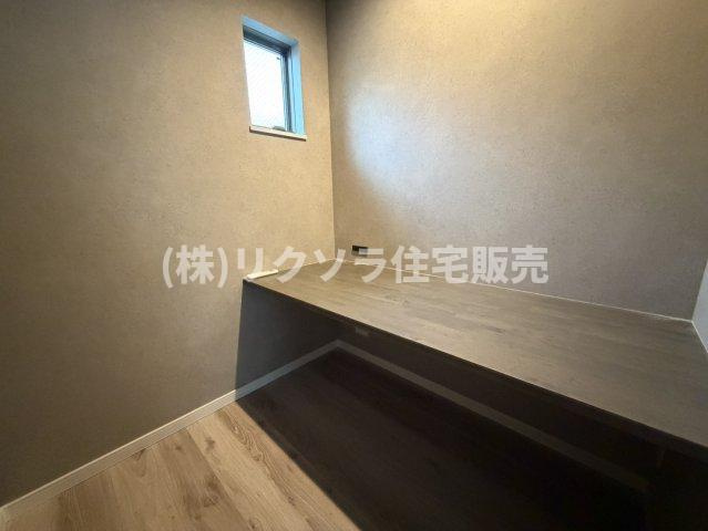 池の瀬町　中古一戸建ての子供部屋|書斎兼勉強部屋2.0帖(洋室9.8帖内)
■物件内覧・資金計画相談・住宅ローン相談、リフォーム相談、お問合せ受付中■
※当日・翌日のご内覧、ご相談はお電話でのお問合せがスムーズです！