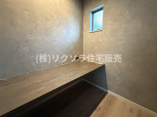 池の瀬町　中古一戸建ての内装|書斎兼勉強部屋2.0帖(洋室9.8帖内)
■物件内覧・資金計画相談・住宅ローン相談、リフォーム相談、お問合せ受付中■
※当日・翌日のご内覧、ご相談はお電話でのお問合せがスムーズです！