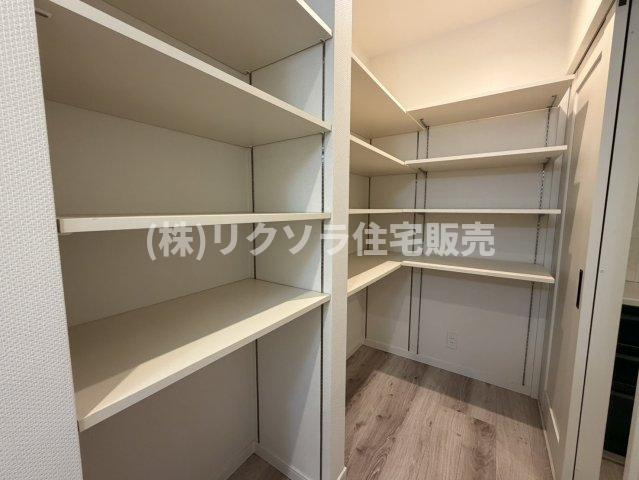 池の瀬町　中古一戸建ての収納|キッチン横パントリー
■物件内覧・資金計画相談・住宅ローン相談、リフォーム相談、お問合せ受付中■
※当日・翌日のご内覧、ご相談はお電話でのお問合せがスムーズです！