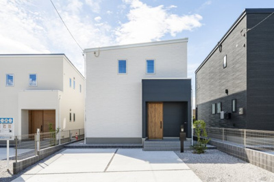 【外観】 | 〈FG〉本庄市日の出2丁目フルクラシルB棟 | 並列で駐車３台可能な間口の広いお土地。
